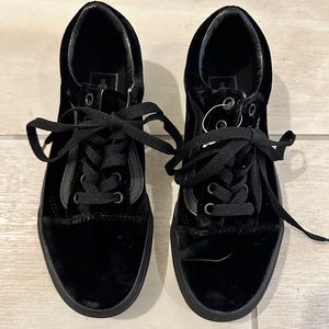 NWOT black velvet low top Vans
